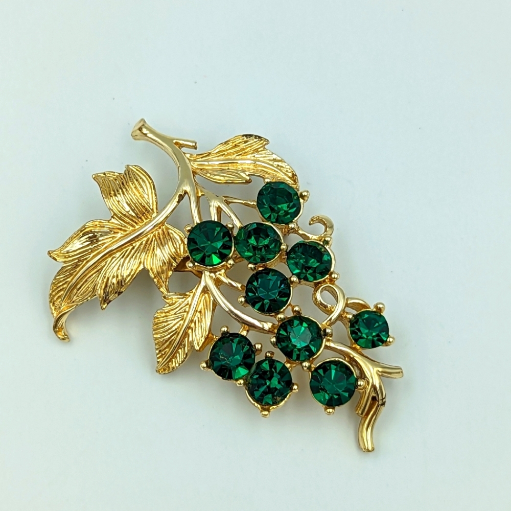 Super Sparkling Pegasus Coro Vintage 50's Green Rhinestone Grape Cluster Brooch